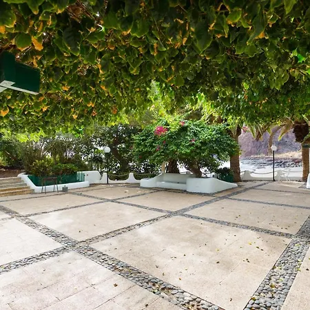 Home2Book Beach Front Sunny Paradise Appartement